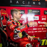 Álvaro Bautista se queja de los lastres: "No es justo, soy el único piloto que tiene que añadir peso a la moto" 