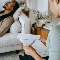 Illinois prohíbe la terapia con IA y aplicará multas de casi 200 mil pesos para proteger la salud mental