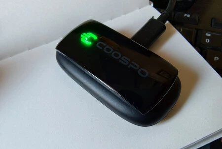 El accesorio en su base de carga magnética