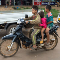 En Tailandia es ilegal que los niños conduzcan motos, pero la policía no hace nada por una sagrada regla no escrita 
