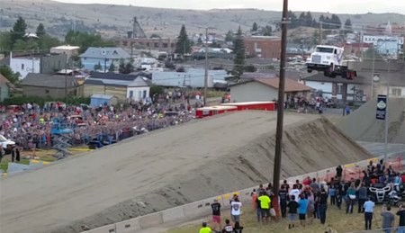 El vídeo más impresionante que verás hoy es éste récord de salto en camión