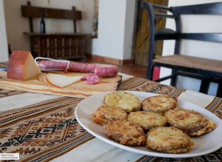 Zucchine a pullastiello: receta italiana de calabacín, salami y queso ahumado, pero en versión española, con longaniza e Idiazábal
