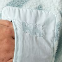 Últimas horas para hacernos con el forro polar Helly Hansen a mitad de precio en las rebajas de El Corte Inglés