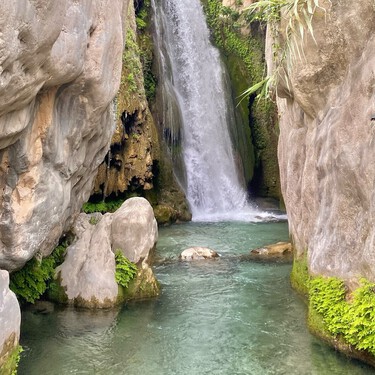 Una piscina natural bajo cascadas paradisiacas. Parece Filipinas, pero está a 15 kilómetros de Benidorm