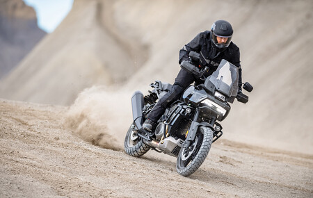 La rocambolesca Harley-Davidson Pan America 1250 se planta en el segmento de las trail con 150 CV y desde 16.990 euros.