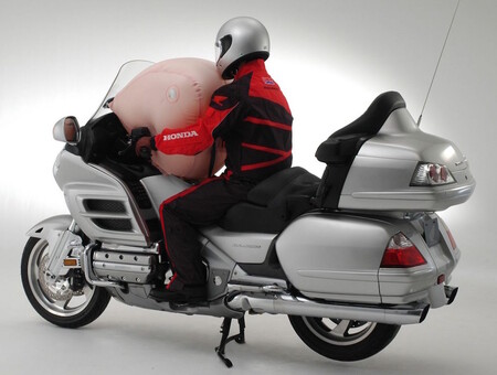 Estas patentes demuestran que Honda está trabajando en un airbag para scooter 15 años después