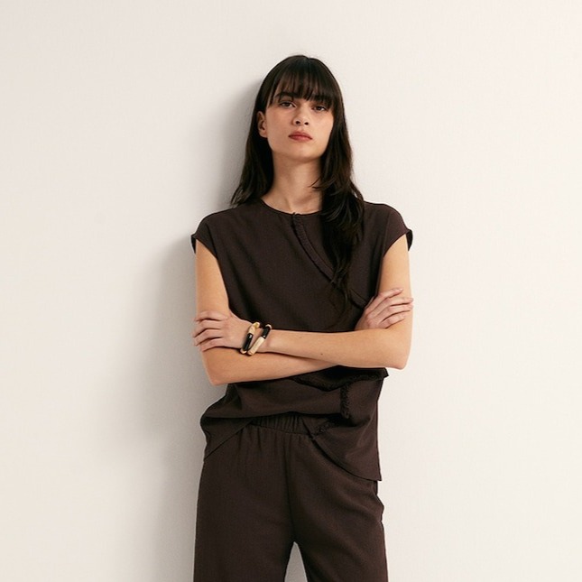 Blusa marrón con textura flecos