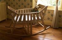 Minicuna que se convierte en dos mecedoras