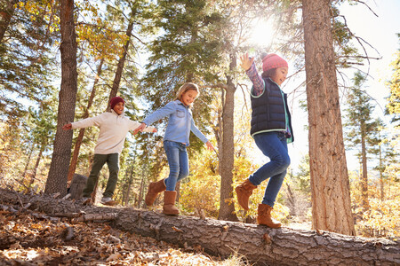 El sentido del equilibrio en los niños: en qué consiste, cómo se desarrolla y qué actividades podemos hacer para potenciarlo