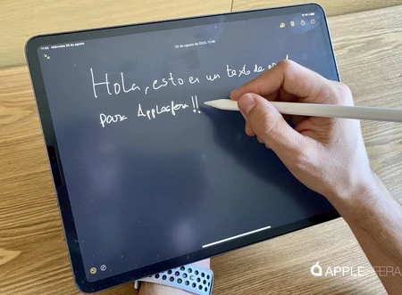 このプロテクターは、表面にゴミが目立ちますが、指紋は残りません。