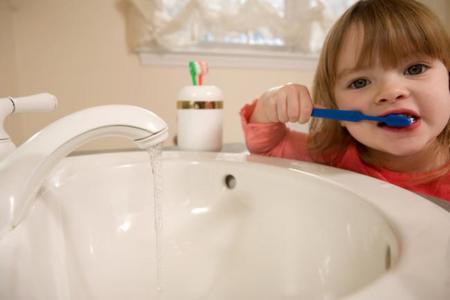 Cómo han de cepillarse los dientes los niños