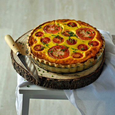 Tarta salada de tomate y tres quesos: receta para una cena de verano