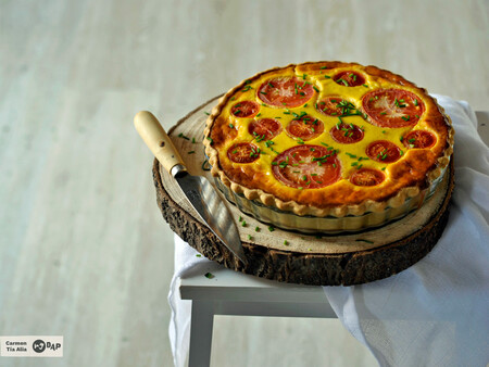 Tarta salada de tomate y tres quesos: receta para una cena de verano