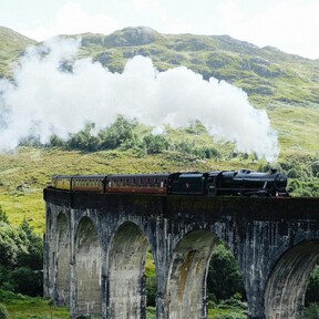El tren más bonito de España atraviesa parques naturales y llega casi hasta Francia por menos de 40 euros 