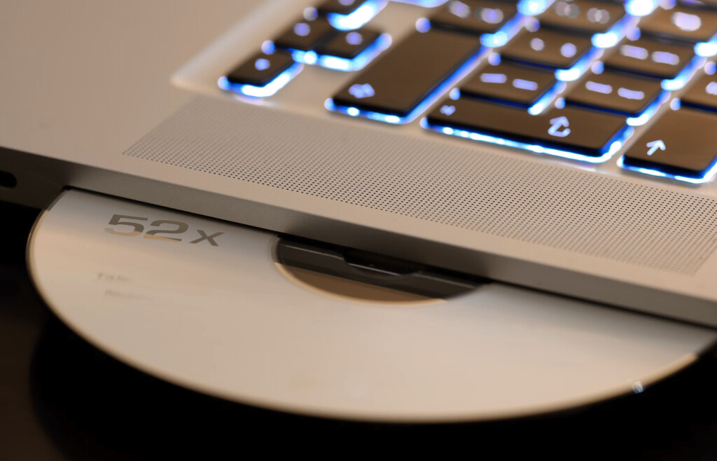 El único Mac con lector de CD/DVD que quedaba ya es oficialmente obsoleto. Apple declara la muerte a un soporte que, irónicamente, está en auge El único Mac con lector de CD/DVD que quedaba ya es oficialmente obsoleto. Apple declara la muerte a un soporte que, irónicamente, está en auge