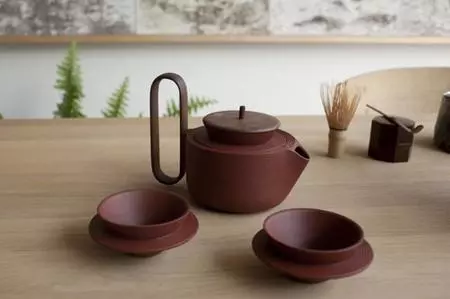 Cerámica y madera en un juego de té con mucho encanto