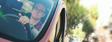 Por qué la DGT te puede multar por adelantar por la derecha, pero no por rebasar