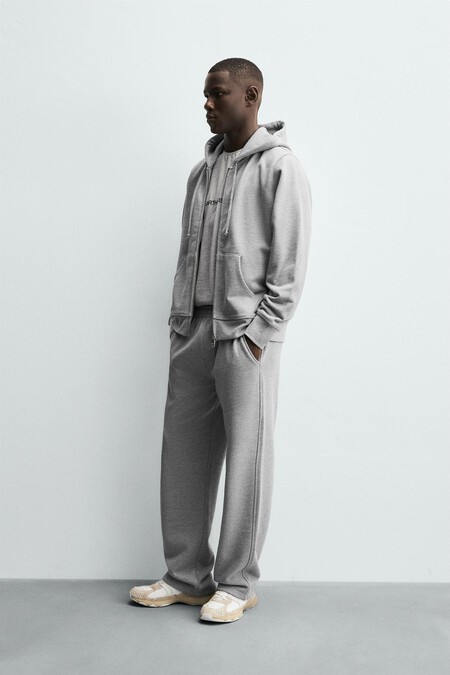 El Chandal Es El Nuevo Traje Zara Lo Sabe Y Ha Hecho De La Ropa De Estar En Casa La Tendencia A Todo Color Para Dominar La Calle