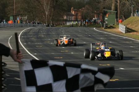 Alguersuari suma su primera victoria en la F3 británica
