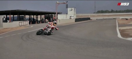 Si Marc Márquez impresiona sobre una MotoGP, con una supermotar te hará pensar que es fácil
