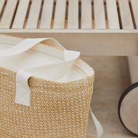 ¿Bolso capazo o bolsa nevera? Todo eso y también nevera portátil, el inventazo de H&M para este verano