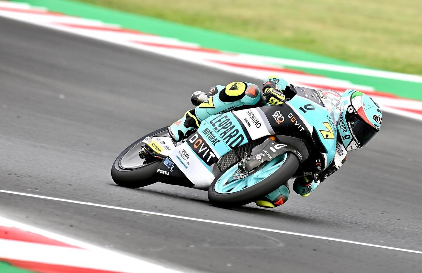 Dennis Foggia juega con todos en Misano, Sergio García se cae e Izan Guevara es el nuevo líder de Moto3