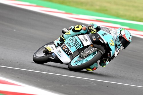 Dennis Foggia juega con todos en Misano, Sergio García se cae e Izan Guevara es el nuevo líder de Moto3