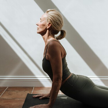 Adiós dolor en las articulaciones: la postura de yoga perfecta para mayores de 50 que fortalece tobillos y cadera