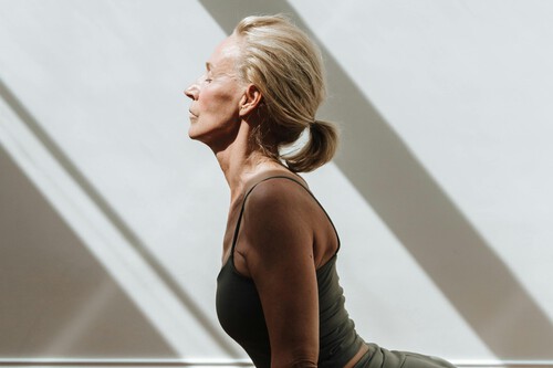 postura yoga mayores 50