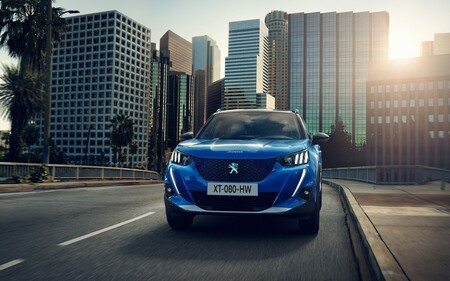 Los coches más vendidos en 2021 en España: el Peugeot 2008 manda, con el SEAT Arona pisándole los talones