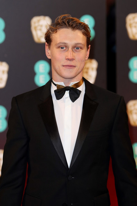 George MacKay se enfunda en negro para los premios BAFTA, aunque su look tiene un gran pero