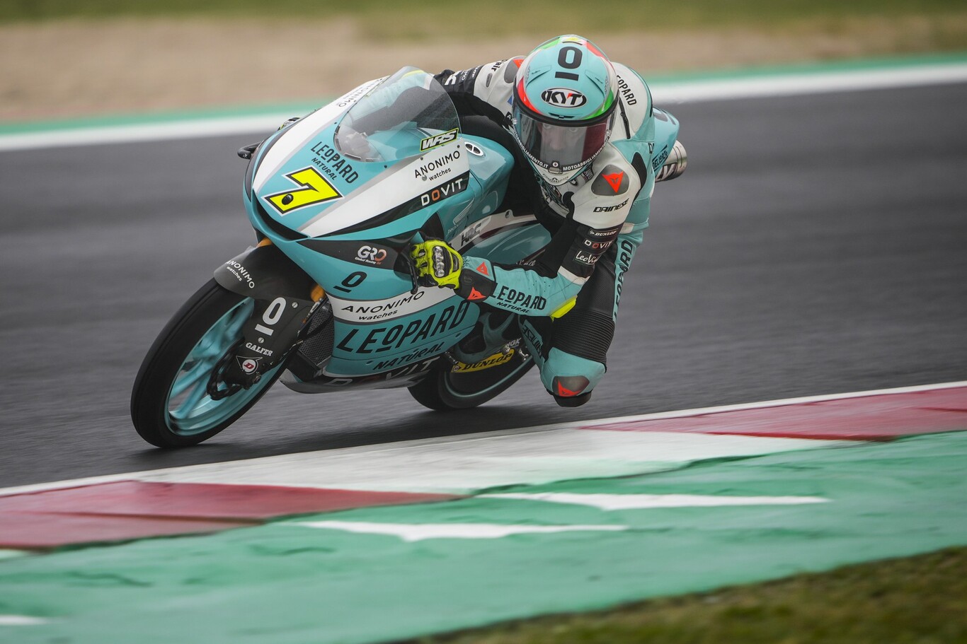 Dennis Foggia remonta hasta la victoria en Misano pero Pedro Acosta rescata un podio de oro y roza el título
