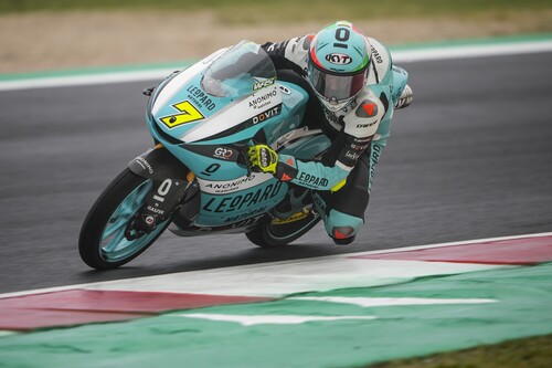 Dennis Foggia remonta hasta la victoria en Misano pero Pedro Acosta rescata un podio de oro y roza el título