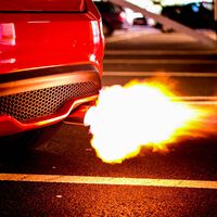 Científicos crean un revolucionario aparato que convierte los gases contaminantes del escape del auto en energía eléctrica