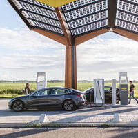 Mientras Europa acepta los e-fuels, también acelera el despliegue de los puntos de carga para coches eléctricos y de hidrógeno