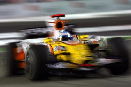 Alonso vuelve a brillar en la oscuridad de Singapur