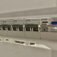 El precio de la luz se desploma hoy 17 de enero de 2023: buen momento para usar calefacción eléctrica y electrodomésticos