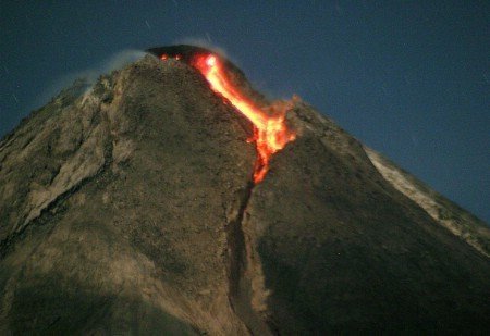 El Volcán Merapi en erupción: miles de curiosos se acercan