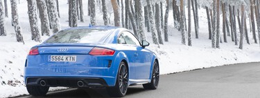 Conducir con nieve es uno de los mayores retos en carretera. Estos son los trucos de la DGT para superarlo 