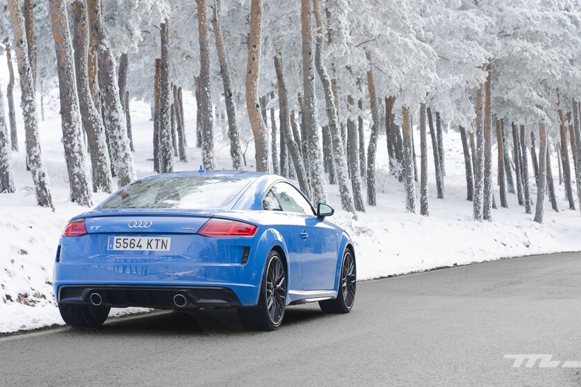 Conducir con nieve es uno de los mayores retos en carretera. Estos son los trucos de la DGT para superarlo