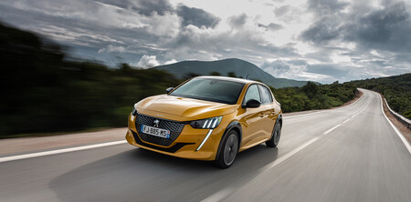 Los coches más vendidos en 2021: el Peugeot 208 adelanta al SEAT León y al Dacia Sandero, que se hunden en marzo