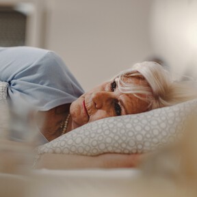 Los expertos coindicen: dormir menos de seis horas aumenta el riesgo de demencia y acelera el envejecimiento cerebral