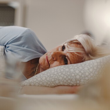 Los expertos coindicen: dormir menos de seis horas aumenta el riesgo de demencia y acelera el envejecimiento cerebral