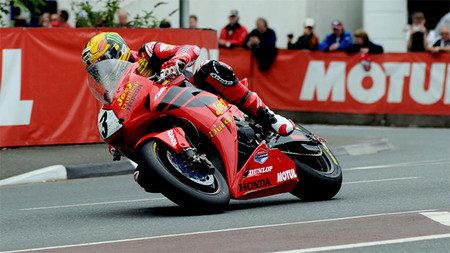 IOMTT 2013: Honda TT Legends honra la memoria de Joey Dunlop con una decoración muy especial