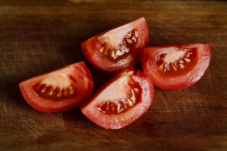 Pocos lo saben, pero hacer esto con los jitomates antes de hacer una ensalada los llenará de sabor