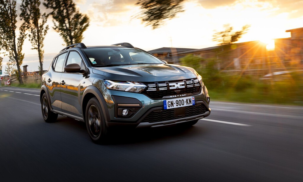 En España se venden más coches híbridos que nunca, pero el coche favorito de los españoles es el gasolina más barato del mercado