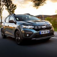 En España se venden más coches híbridos que nunca, pero el coche favorito de los españoles es el gasolina más barato del mercado