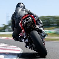 El freno trasero tiene divididos a los moteros, pero hay un truco infalible que muchos ignoran para saber cuándo usarlo 