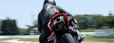 El freno trasero tiene divididos a los moteros, pero hay un truco infalible que muchos ignoran para saber cuándo usarlo 