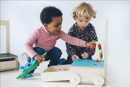 Glücksstuhl es la 'silla con suerte': un mueble infantil con el que los niños pequeños pueden jugar